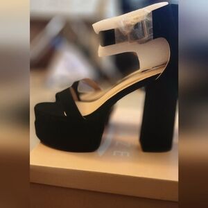 Size 10 Brand New Platform Sandal. Black